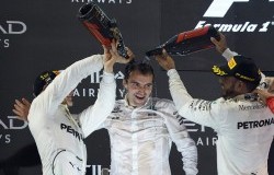 >Mercedes Tutup F1 2017 Secara Sempurna