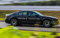 >Honda Saloon Menjelma Menjadi Mobil Listrik Berdesain Futuristik dengan Baterai Super Tipis