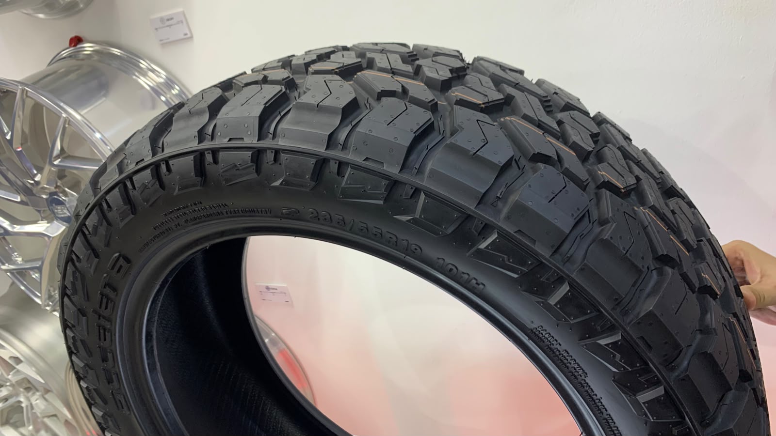 Accelera Omikron Rugged Terrain Ban Khusus Bergaya SUV Hadir di GIIAS 2026