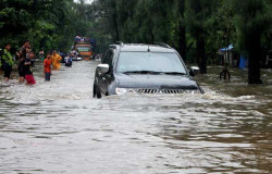 >Curah Hujan Tinggi Hingga Berisiko Banjir, Pemilik Mobil Wajib Mulai Antisipasi