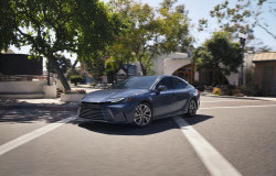 >Toyota Camry Nightside Tampil Lebih Berani, Muluncur Tahun 2026