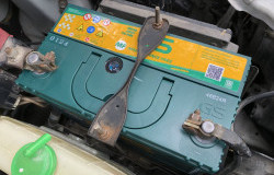 >Jangan Sampai Aki Mobil Bermasalah, Ini Ciri-Ciri Aki Mobil Sudah Soak