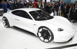 >Porsche Tingkatkan Produksi Mission E