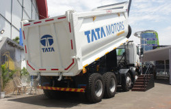 >Bisa Selamatkan Nyawa, Ini Alasan Setiap Truk Wajib Punya Stiker Reflektor