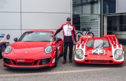 >Kenang Kehebatan Pebalapnya, Porsche Luncurkan Mobil 911 Carera Edisi Legenda Inggris