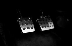 >Risiko Menggunakan High Heels Saat Mengemudi, Berbahayakah?