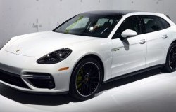 >Porsche Panamera Turbo S E-Hybrid Sport Turismo Dilepas Rp2,5 Miliar
