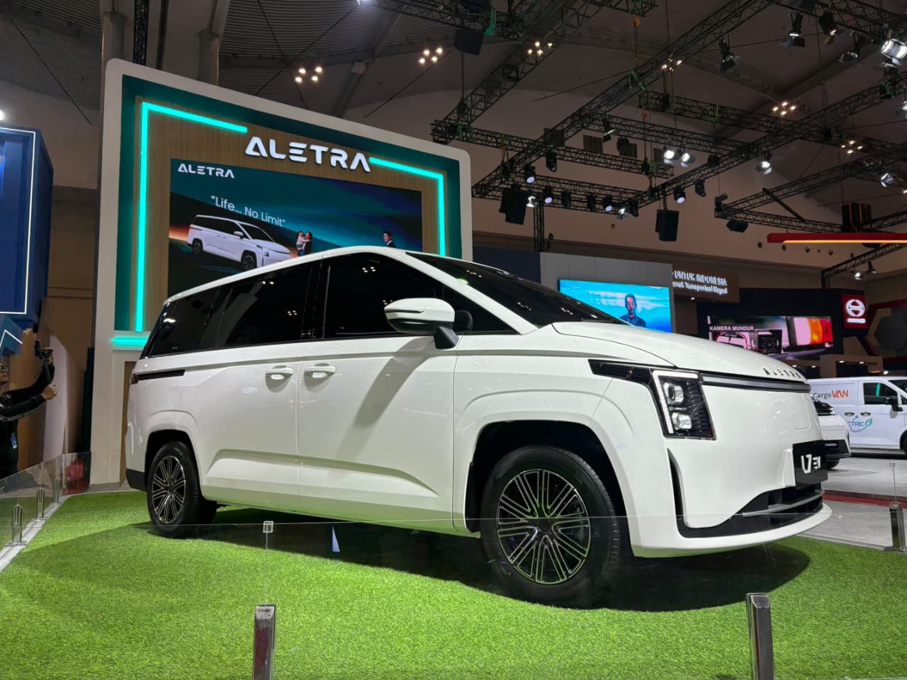 Aletra L7 Tawarkan Captain Seat dan Pintu Geser Elektrik di Segmen LMPV Listrik
