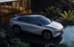 >Xpeng G7 2025 Resmi Diperkenalkan, Gunakan AI dan Teknologi dari Huawei