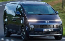 >Hyundai Staria Kini Punya Mesin Hybrid yang Lebih Irit