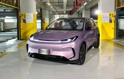 >Mobil Listrik Terbaru dengan Fitur Parkir Otomatis Oktober 2026, Parkir Nggak Bakal Nyenggol