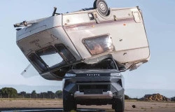 >Toyota Uji Ketangguhan Hilux BEV dengan Cara Ekstrem, Dijatuhi Karavan