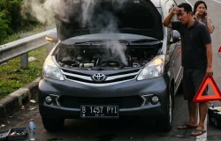 >Jangan Panik Saat Mobil Mogok di Jalan, Ikuti Dua Cara Evakuasi yang Tepat