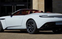 >Aston Martin Luncurkan 2 Mobil Edisi Khusus DB11