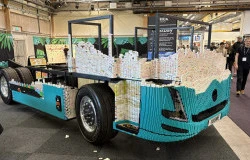 >Pertama di Dunia! Truk Listrik Volvo FH Aero Dibangun Dengan 1 Juta Balok LEGO, Bisa Dikendarai!