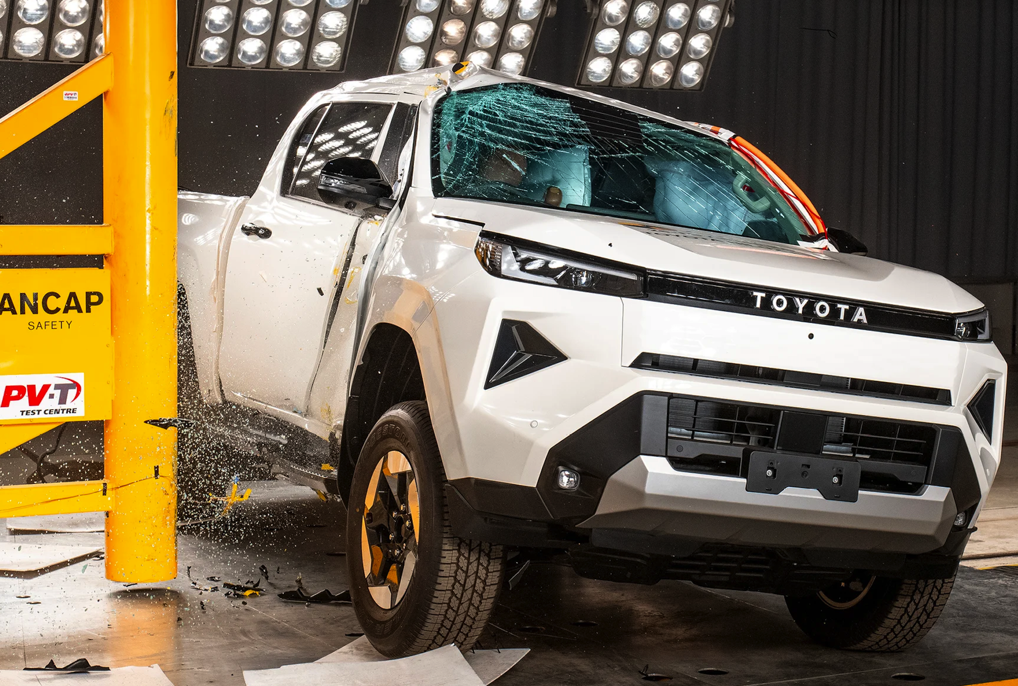 Toyota Hilux BEV Catatkan Lima Bintang Uji ANCAP, Tertinggi di Kelasnya