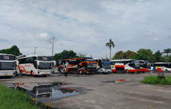 >Anjuran Bagi Sopir Bus Saat Hujan Deras dan Jarak Pandang Terbatas
