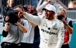 >Video Lewis Hamilton Bikin Wanita Cantik Ini Gemetaran