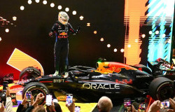 >Max Verstappen Kuasai Qatar di Tengah Hujan Penalti Kontroversial